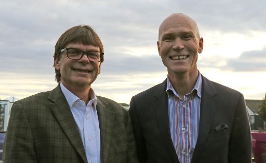 Fabrikksjef Roar Ørsund ved Hyrdro Sunndal sammen med rektor Steinar Kristoffersen. 