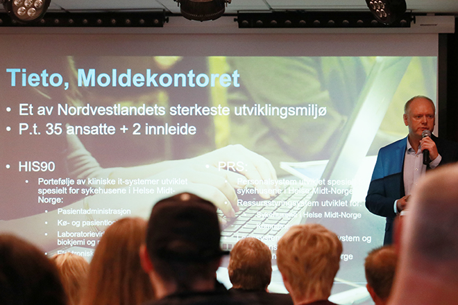 Tieto Molde presenterer seg for studentene ved Høgkolen i Molde