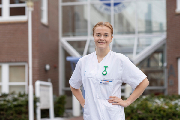 Sykepleierstudent står utenfor høgskolen i Molde