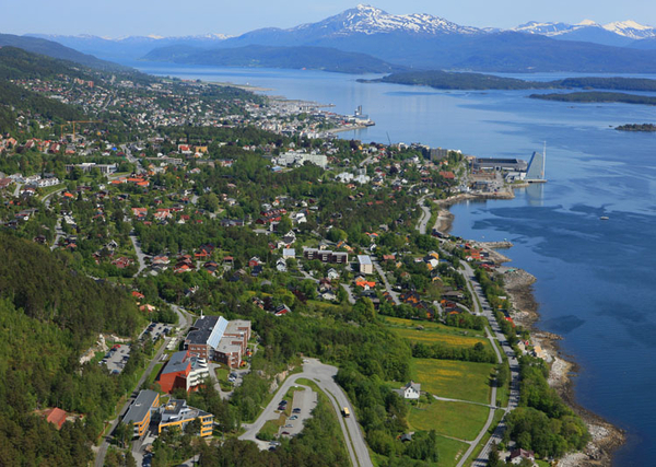 Oversiktsbilde med Høgskolen i Molde i forgrunn