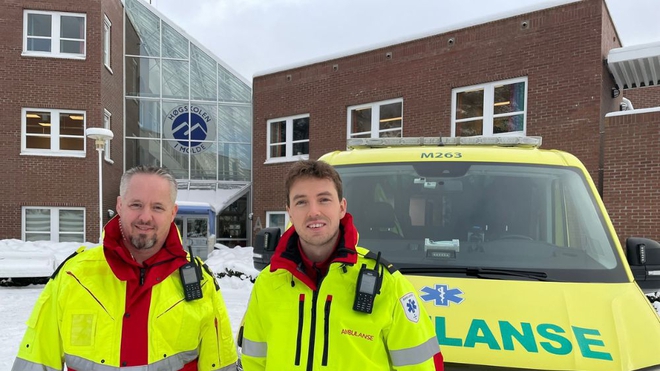 To ambulansepersonell foran ambulanse på Molde Campus.