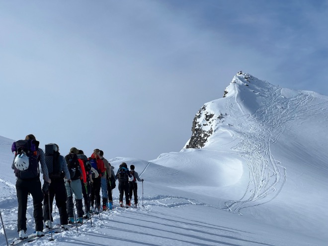 Studenter på ski opp et fjell