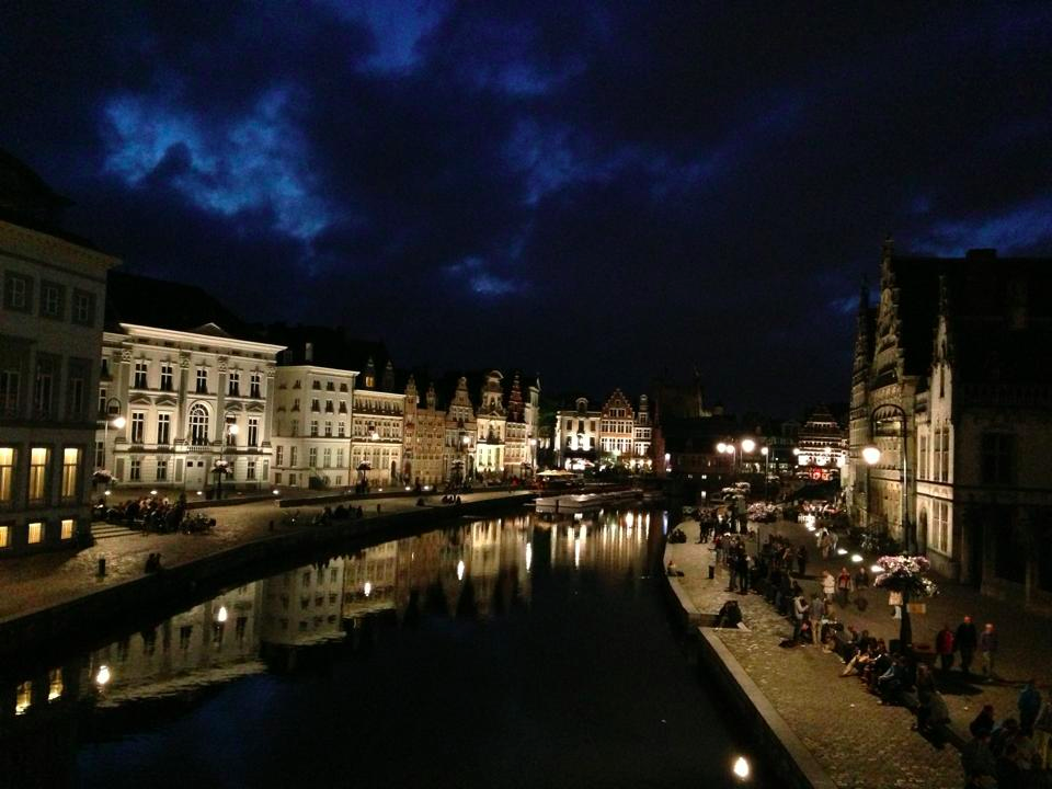 Gent by night. (Foto: Martine V. Gulbrandsen og Thuy Le 2014).