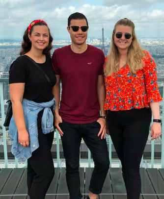 Tre studenter fra hiMolde i Paris. (Foto: Guro Iveland 2018).