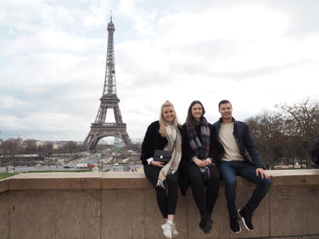 Guro, Robin og Katarina forann La Tour Eiffel. (Foto: Guro Iveland 2018).